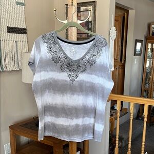 Chico's Gray Patterned V-Neck Top